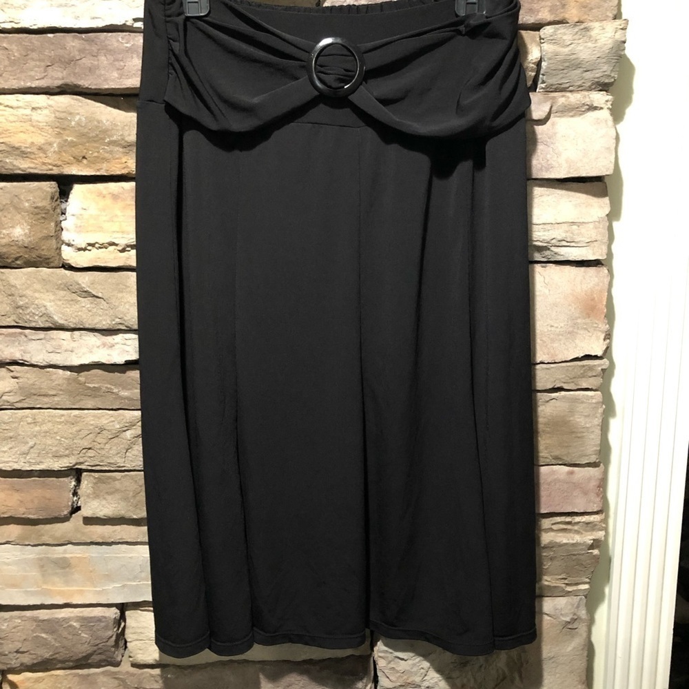 Requirements black skirt size large - Picture 4 of 11